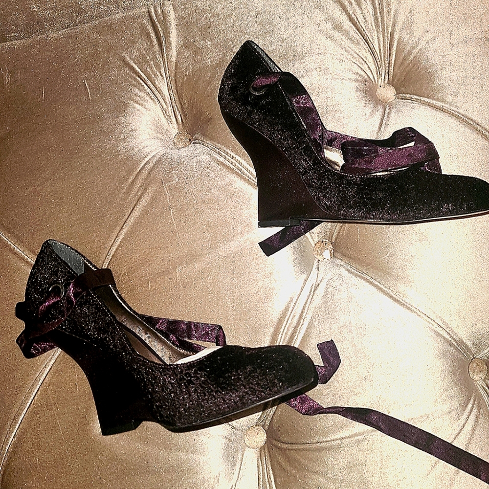BCBG deep plum sexy wedge size 8